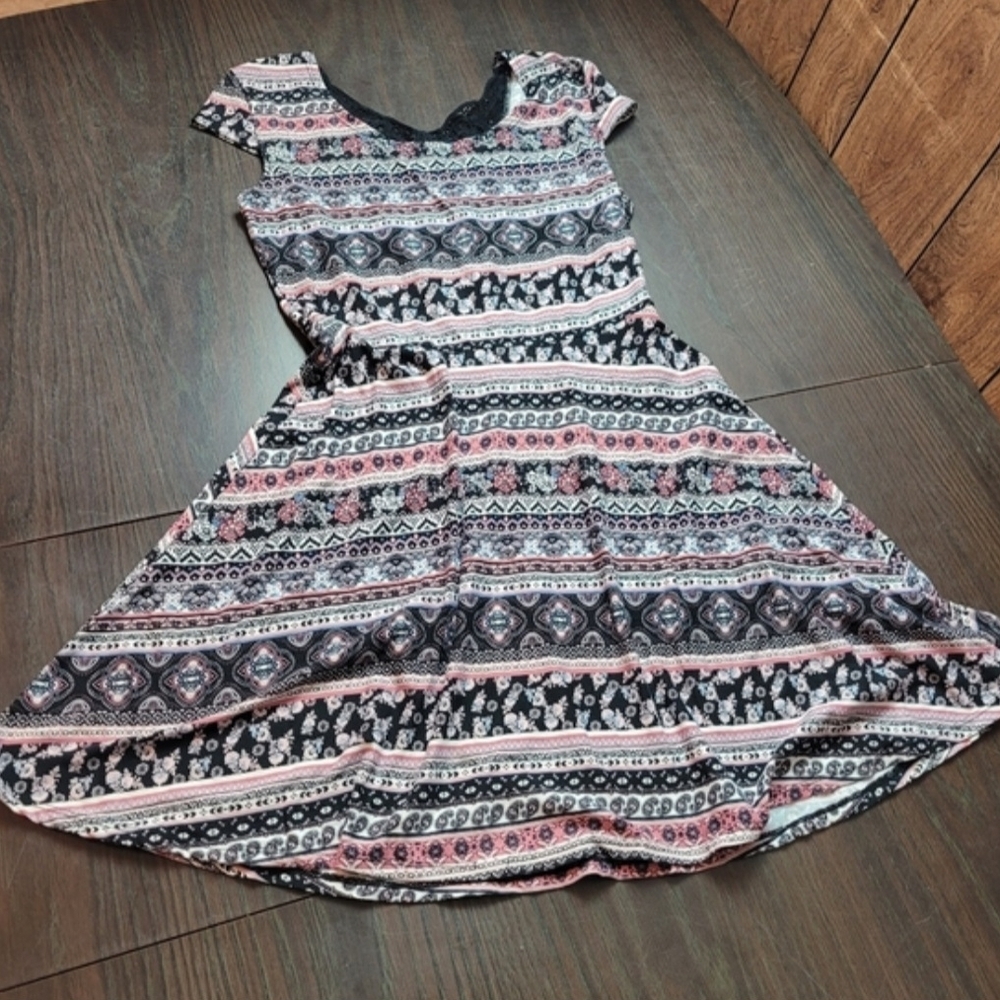 No Boundaries Floral Striped Pattern Midi Dress With Back Lace Panel Medium